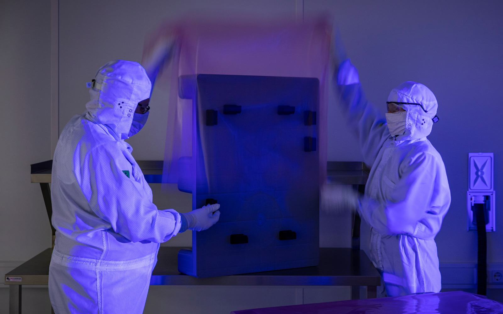 How does sustainable cleanroom-compatible packaging help ensure a steady supply of semiconductors?