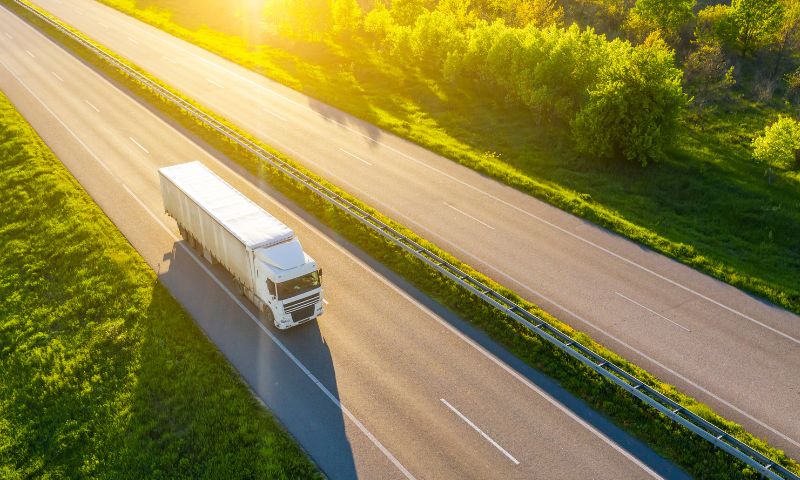 How can sustainable fiber-based pallet collars optimize one-way shipments in automotive supply chains?